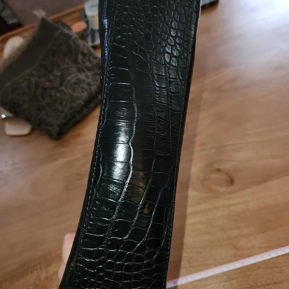 Elegant Black Crocodile-Embossed Handbag - Picture 2 of 6